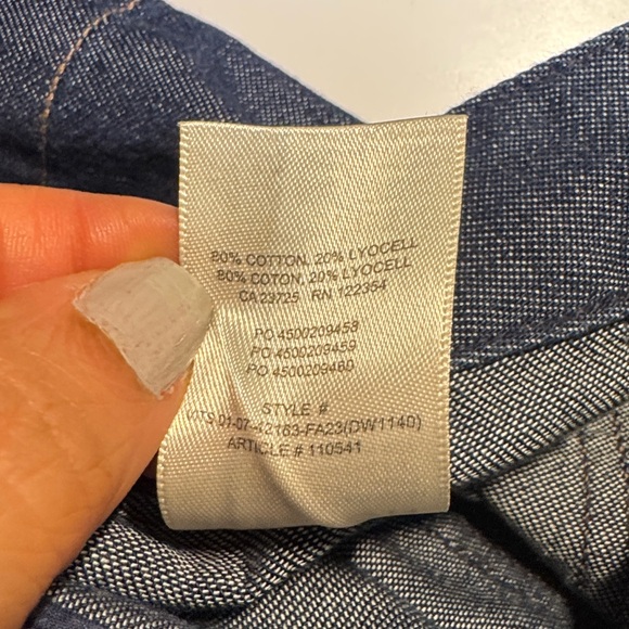 Aritzia Babaton perspective pleated denim skirt size 0
80% cotton 
20% Lyocell - Picture 8 of 8